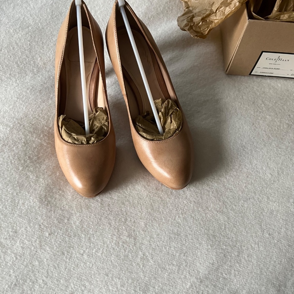 Cole Haan Chelsea Pumps Sandstone Size 6 - Picture 7 of 15